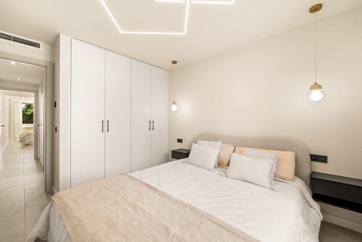 3 Bed Middle Floor Apartment in Nueva Andalucía