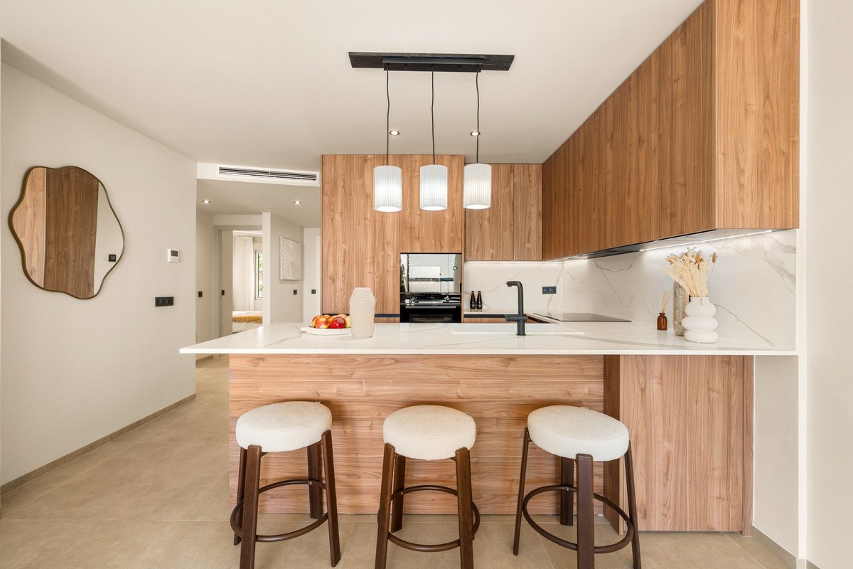 3 Bed Middle Floor Apartment in Nueva Andalucía