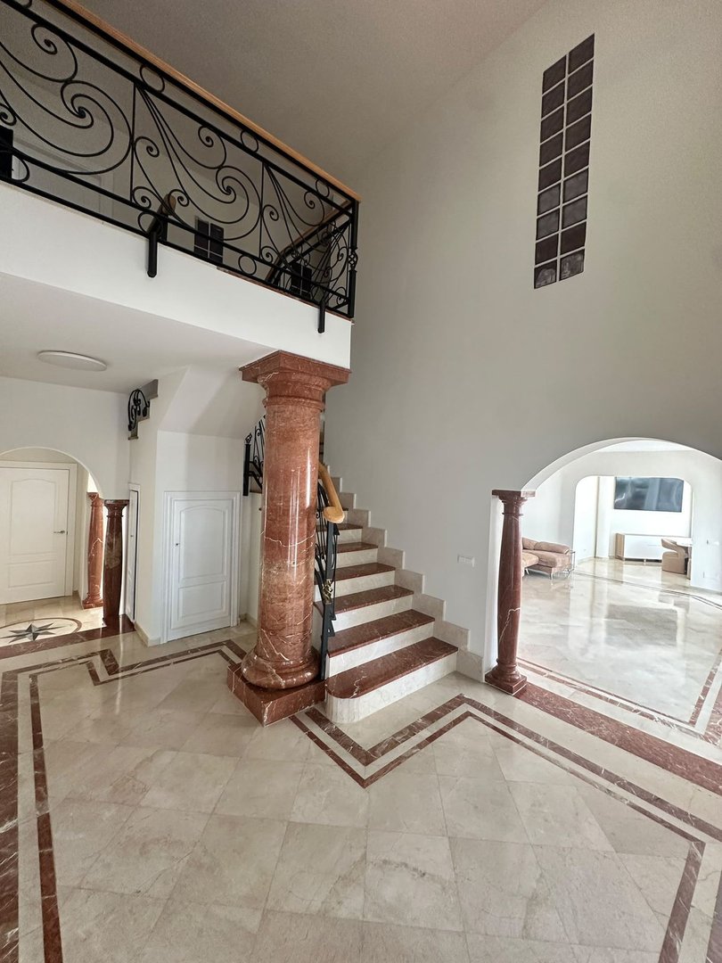 5 Bed Detached Villa in Estepona