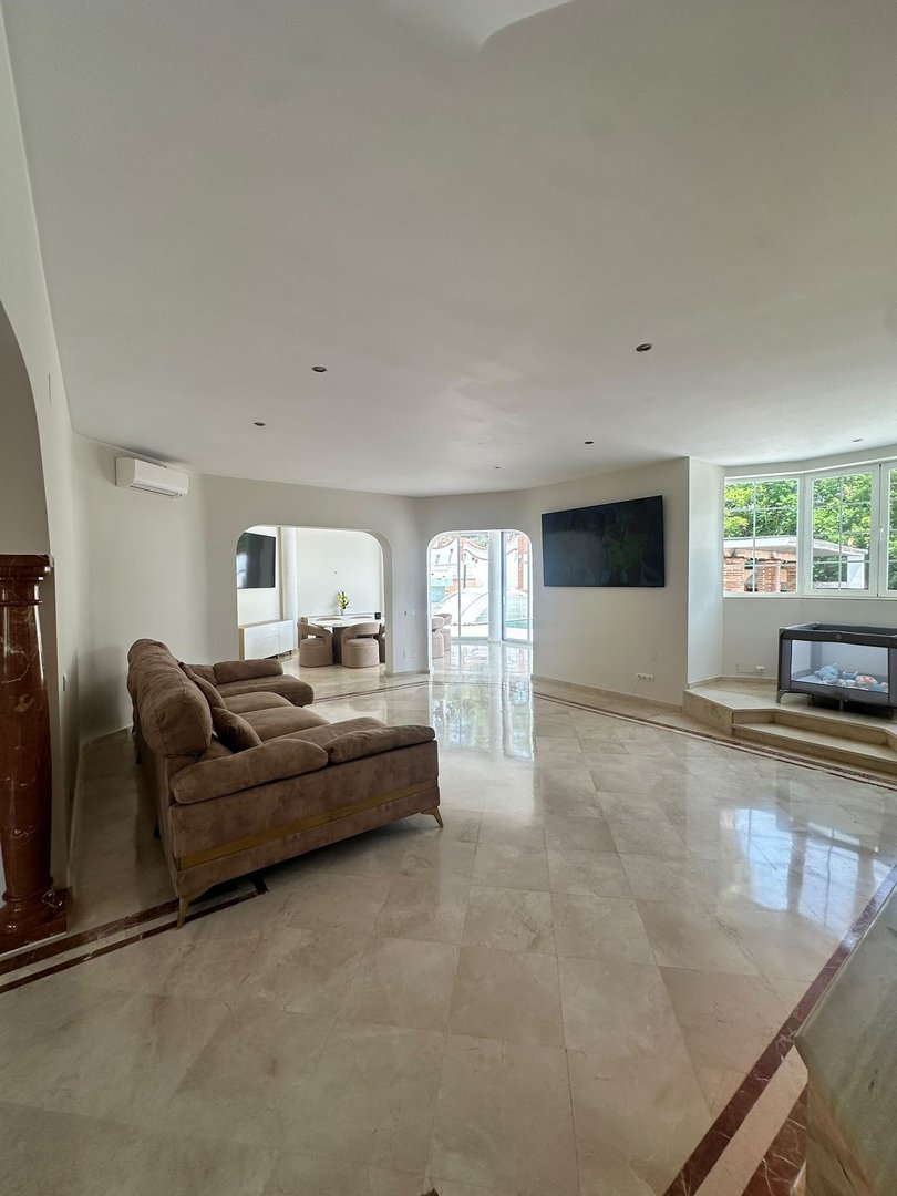 5 Bed Detached Villa in Estepona
