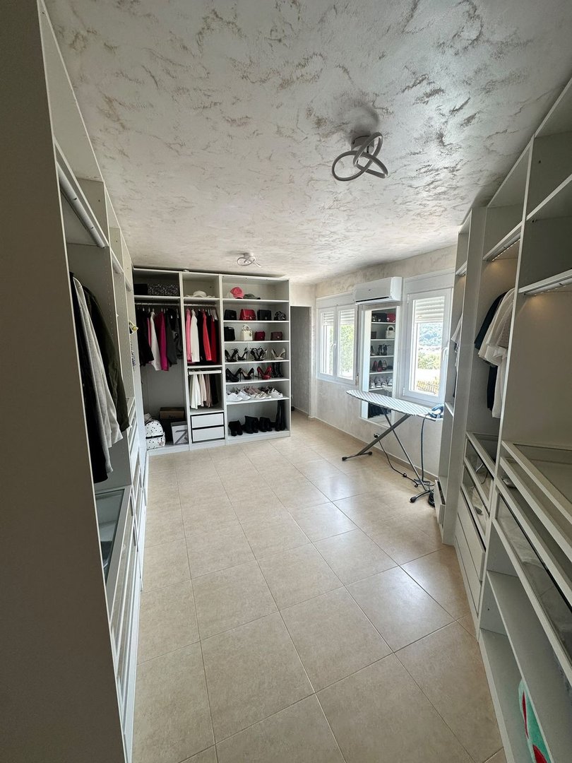 5 Bed Detached Villa in Estepona