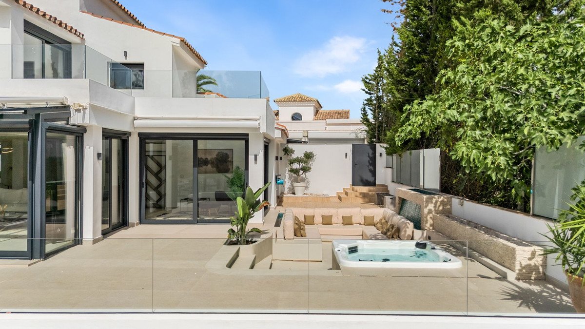4 Bed Detached Villa in Nueva Andalucía