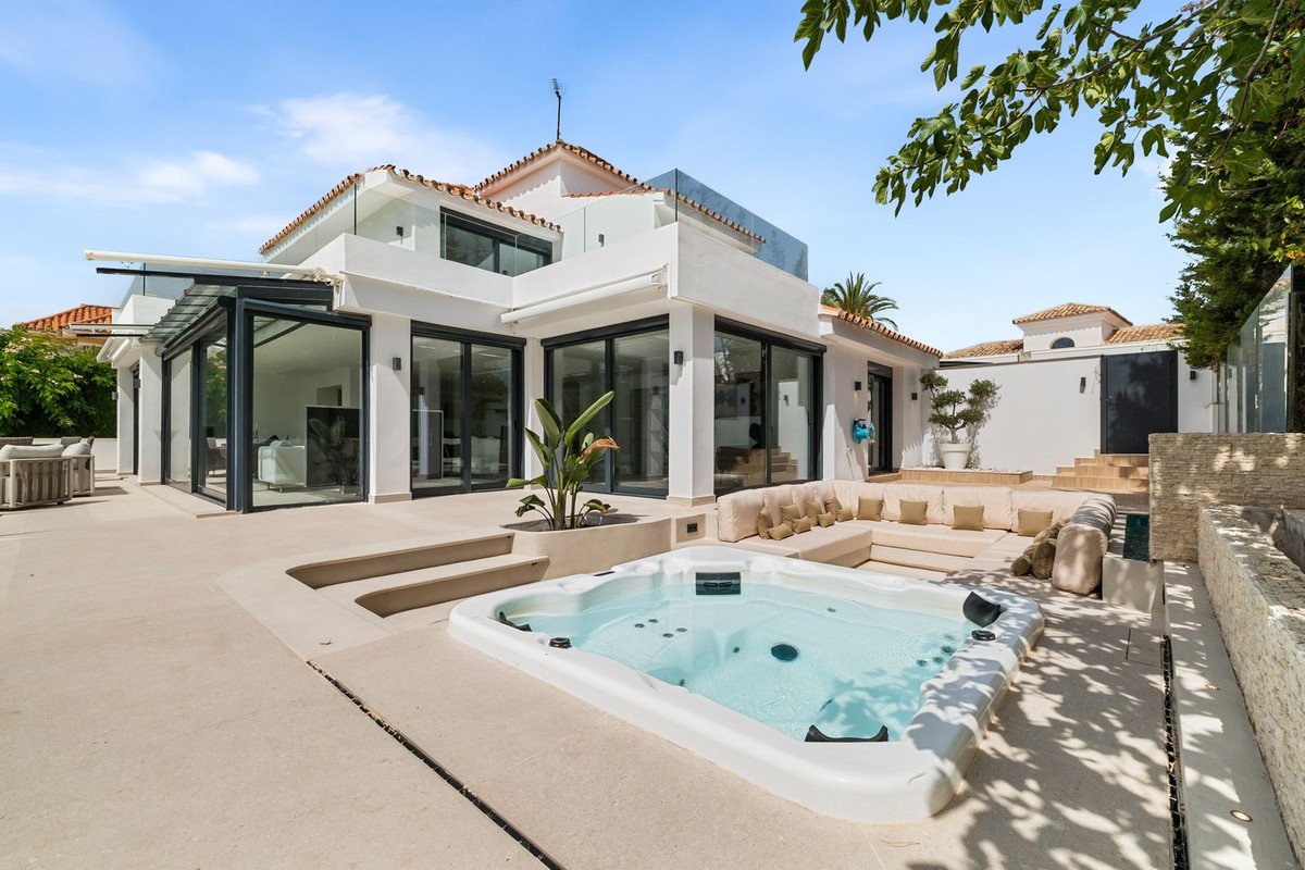 4 Bed Detached Villa in Nueva Andalucía