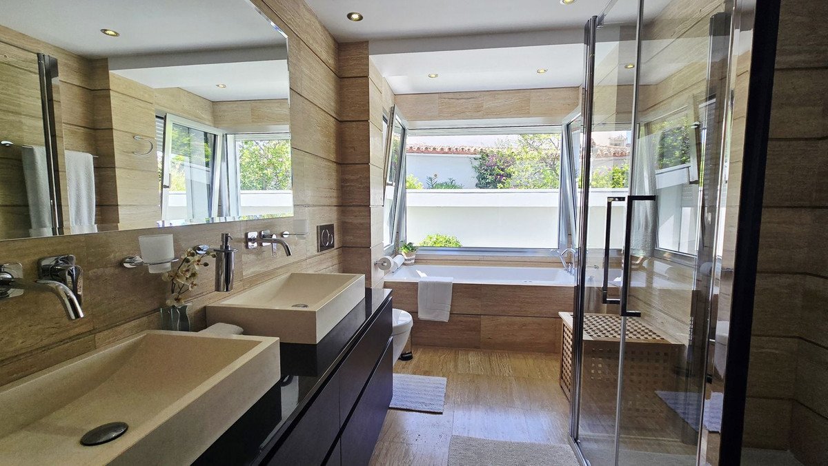 5 Bed Detached Villa in Nueva Andalucía