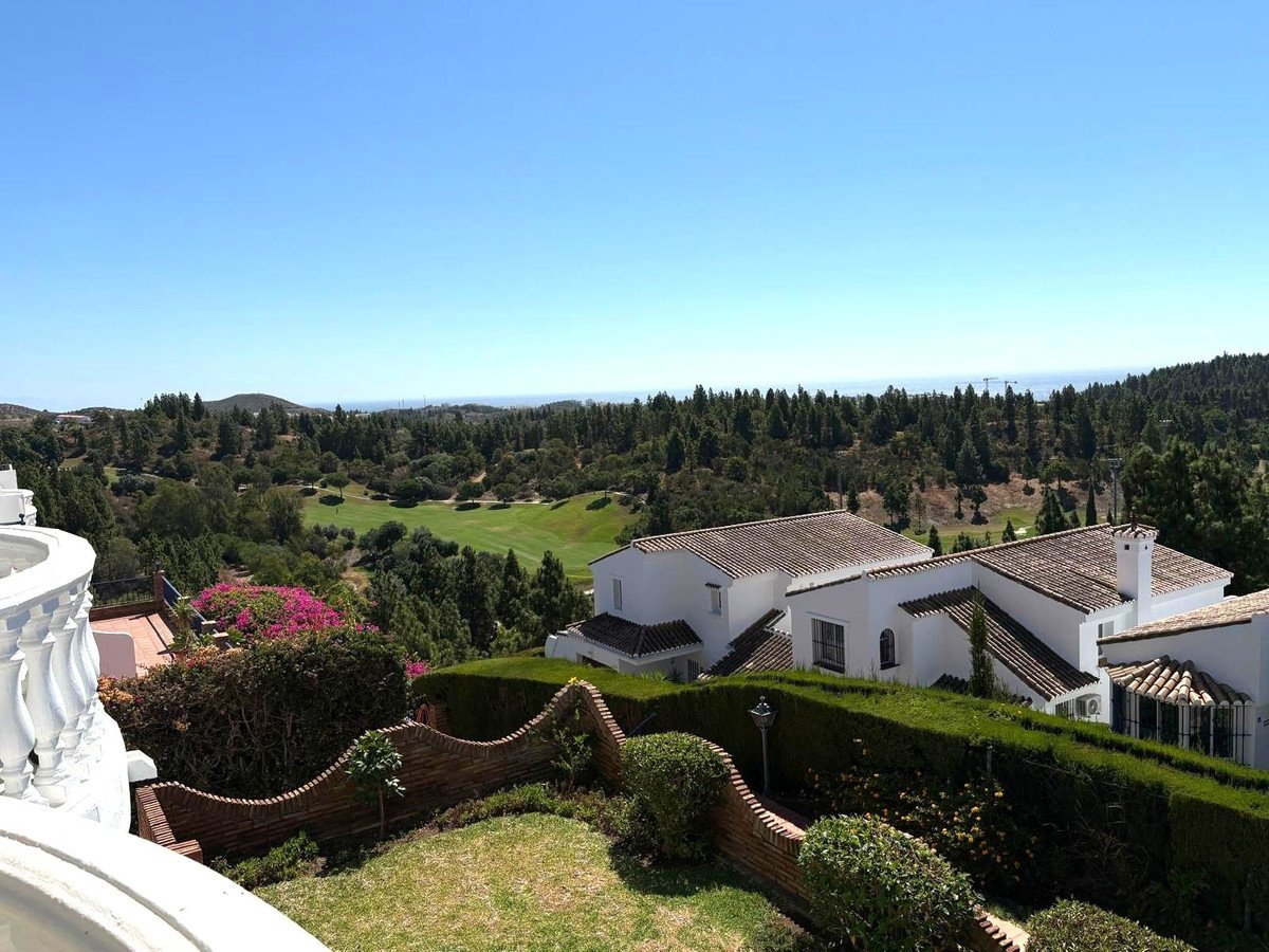 2 Bed Top Floor Apartment in El Chaparral