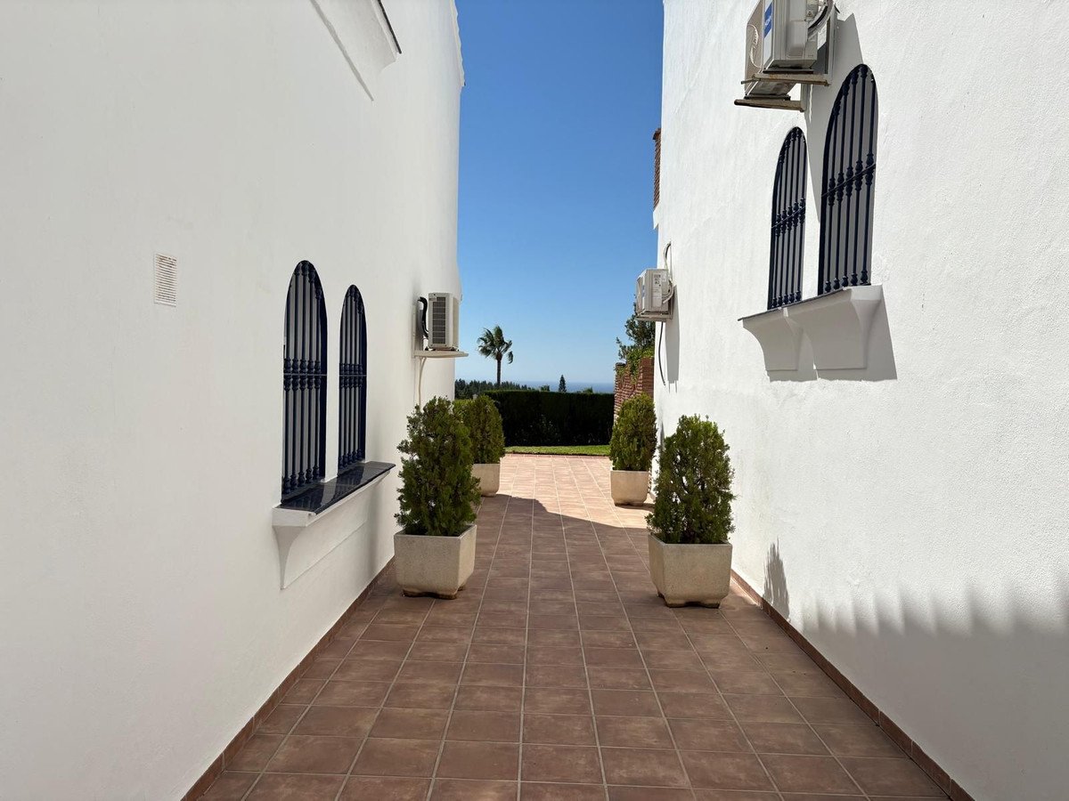 2 Bed Top Floor Apartment in El Chaparral