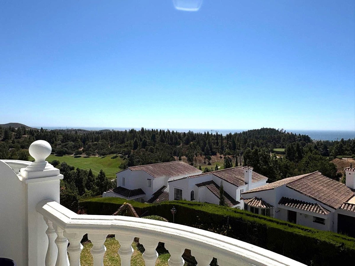 2 Bed Top Floor Apartment in El Chaparral