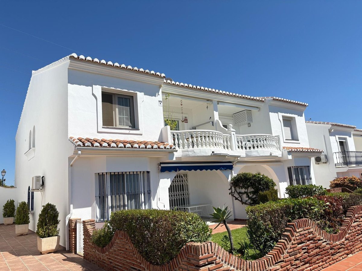 2 Bed Top Floor Apartment in El Chaparral