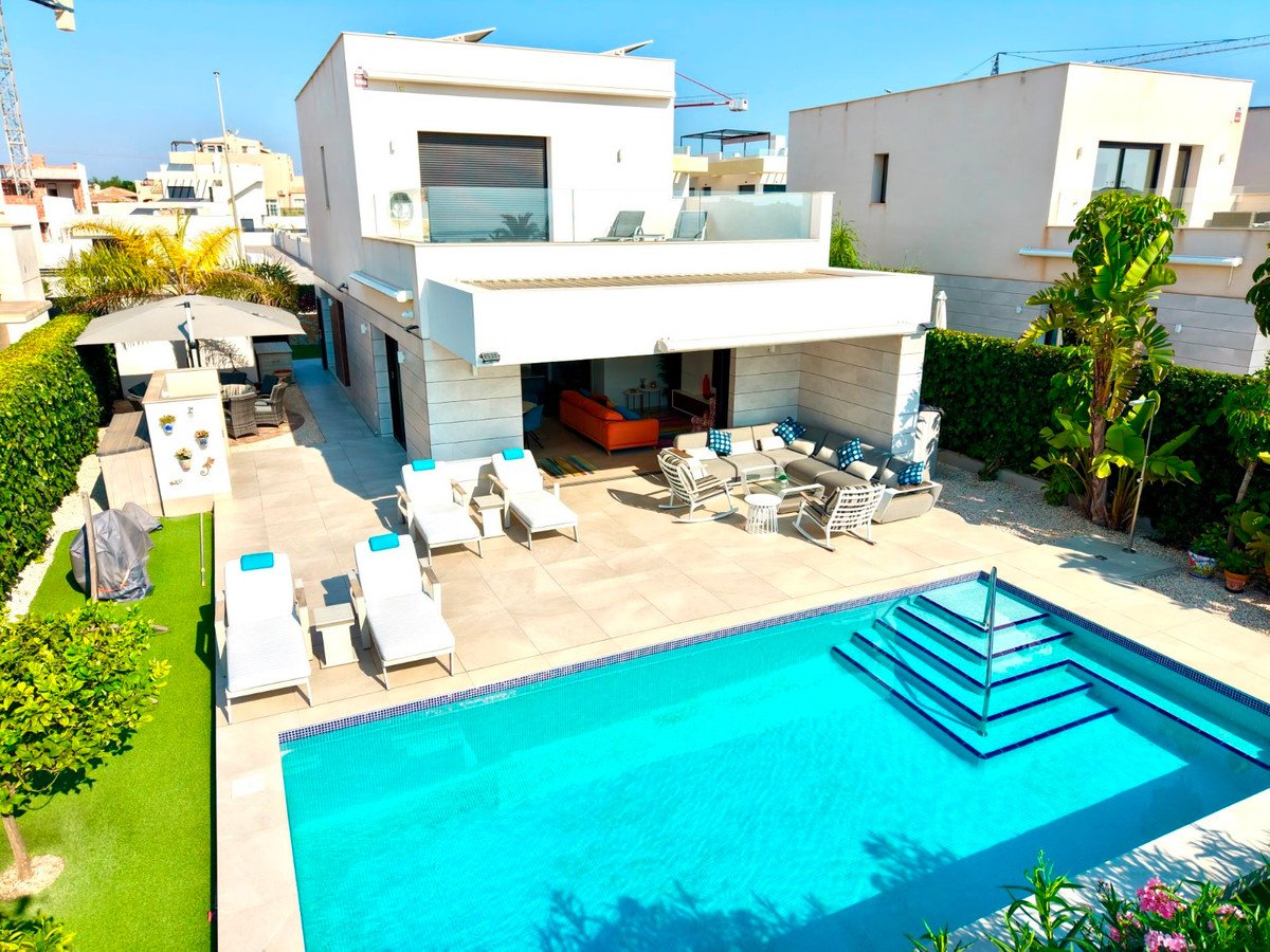 4 Bed Detached Villa in Los Montesinos