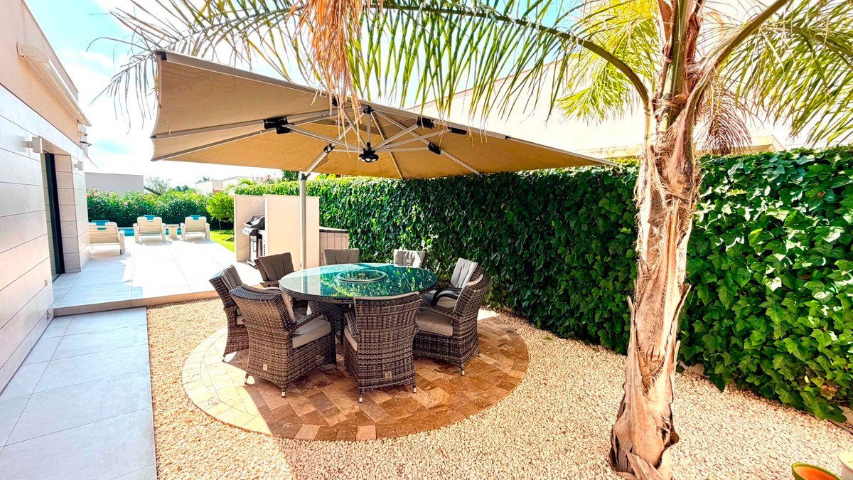 4 Bed Detached Villa in Los Montesinos