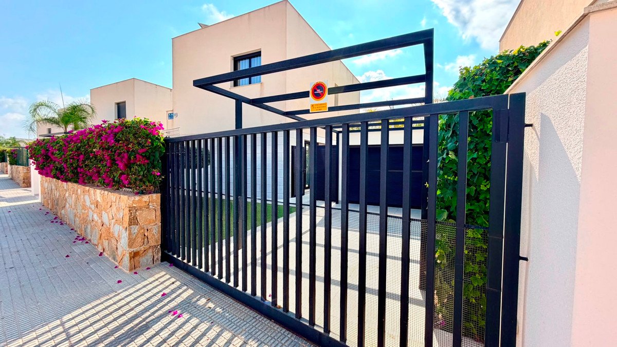 4 Bed Detached Villa in Los Montesinos