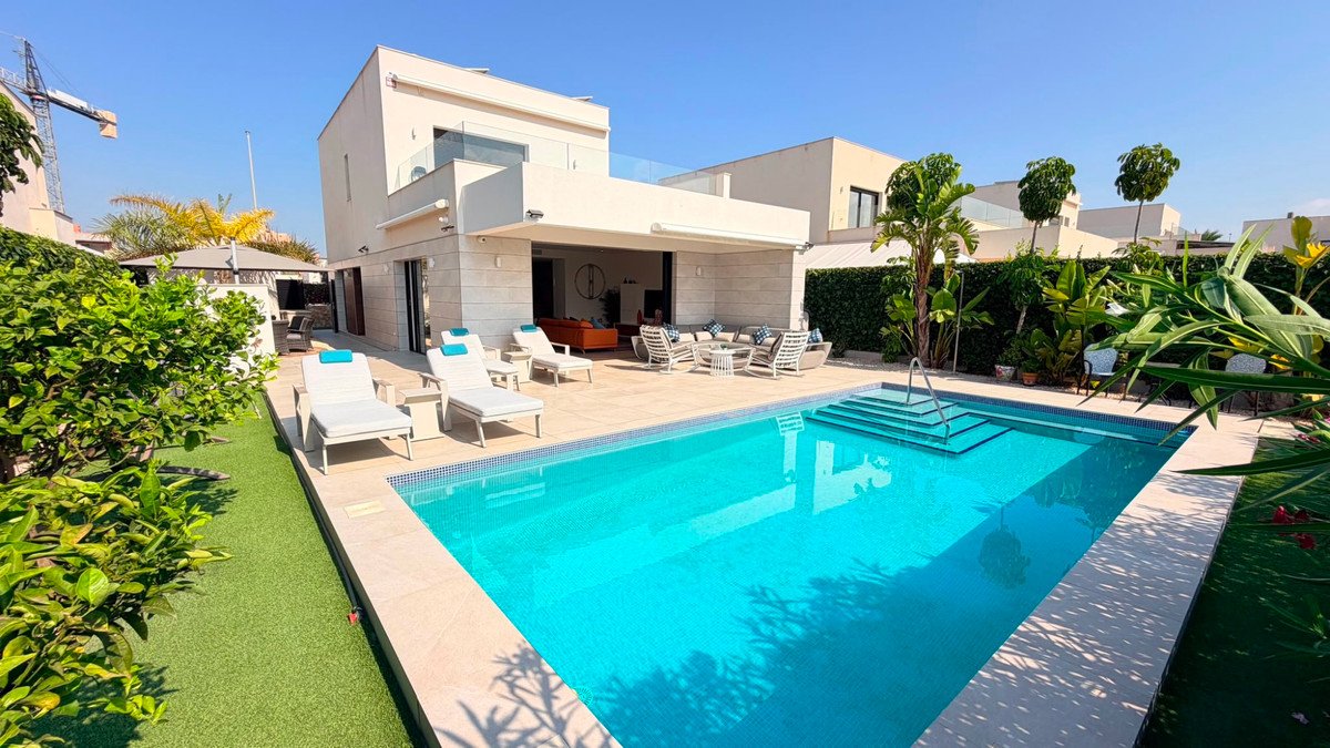 4 Bed Detached Villa in Los Montesinos
