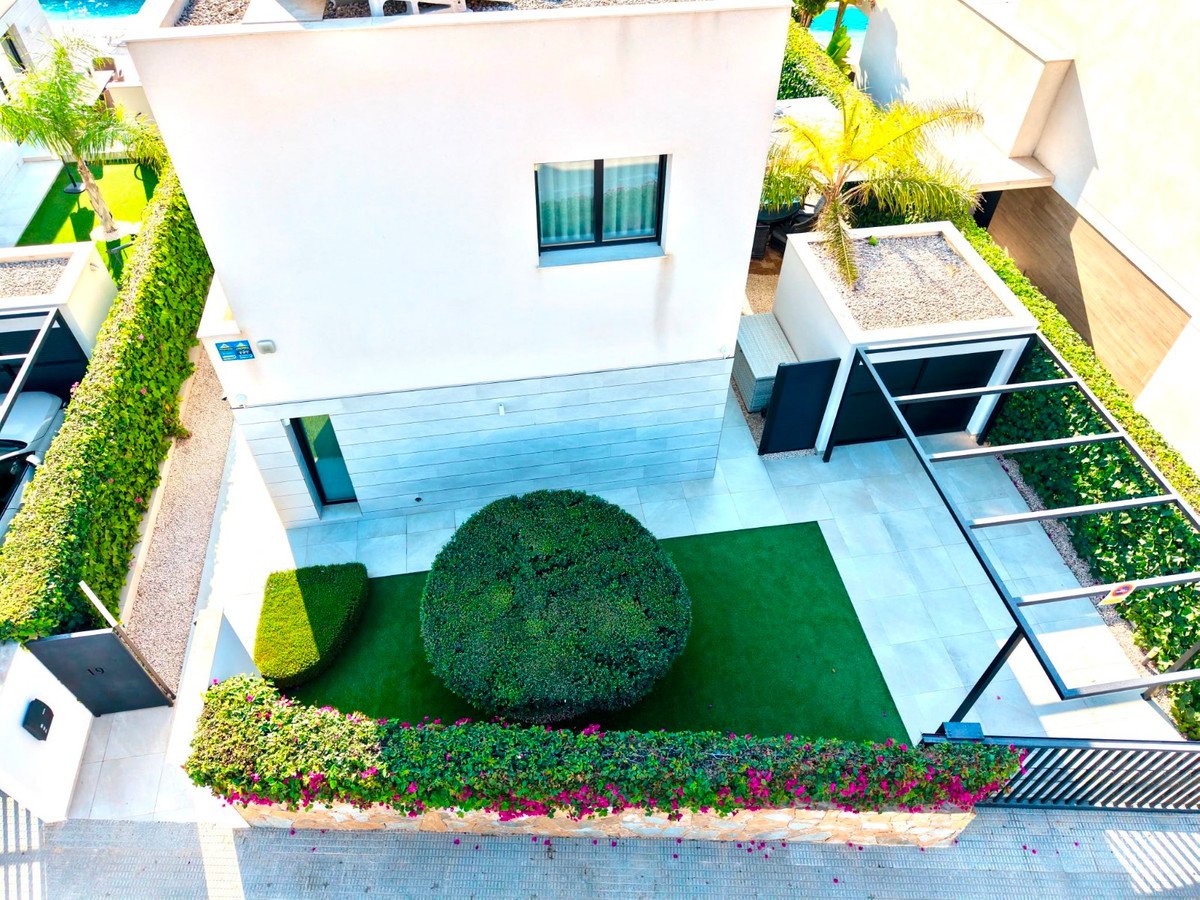 4 Bed Detached Villa in Los Montesinos