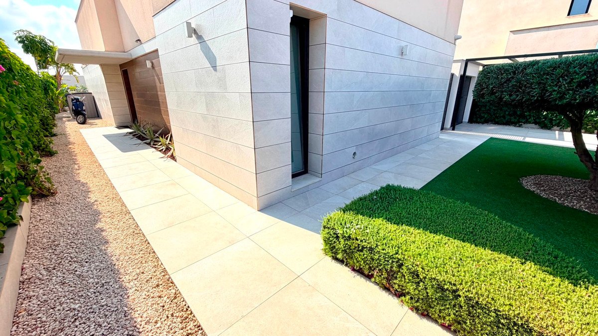 4 Bed Detached Villa in Los Montesinos