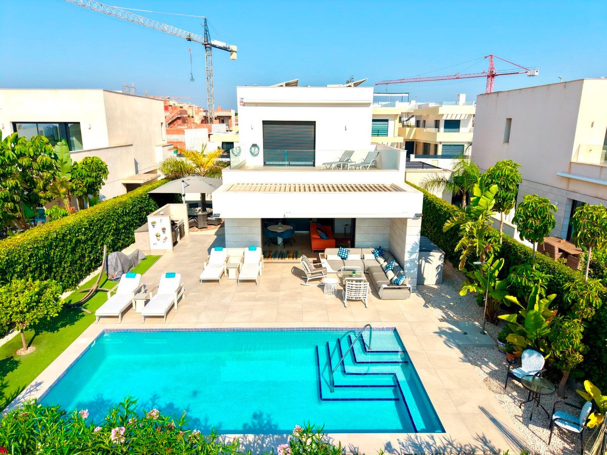 4 Bed Detached Villa in Los Montesinos