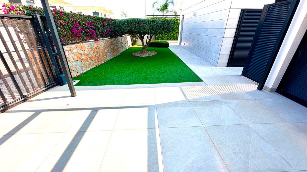 4 Bed Detached Villa in Los Montesinos