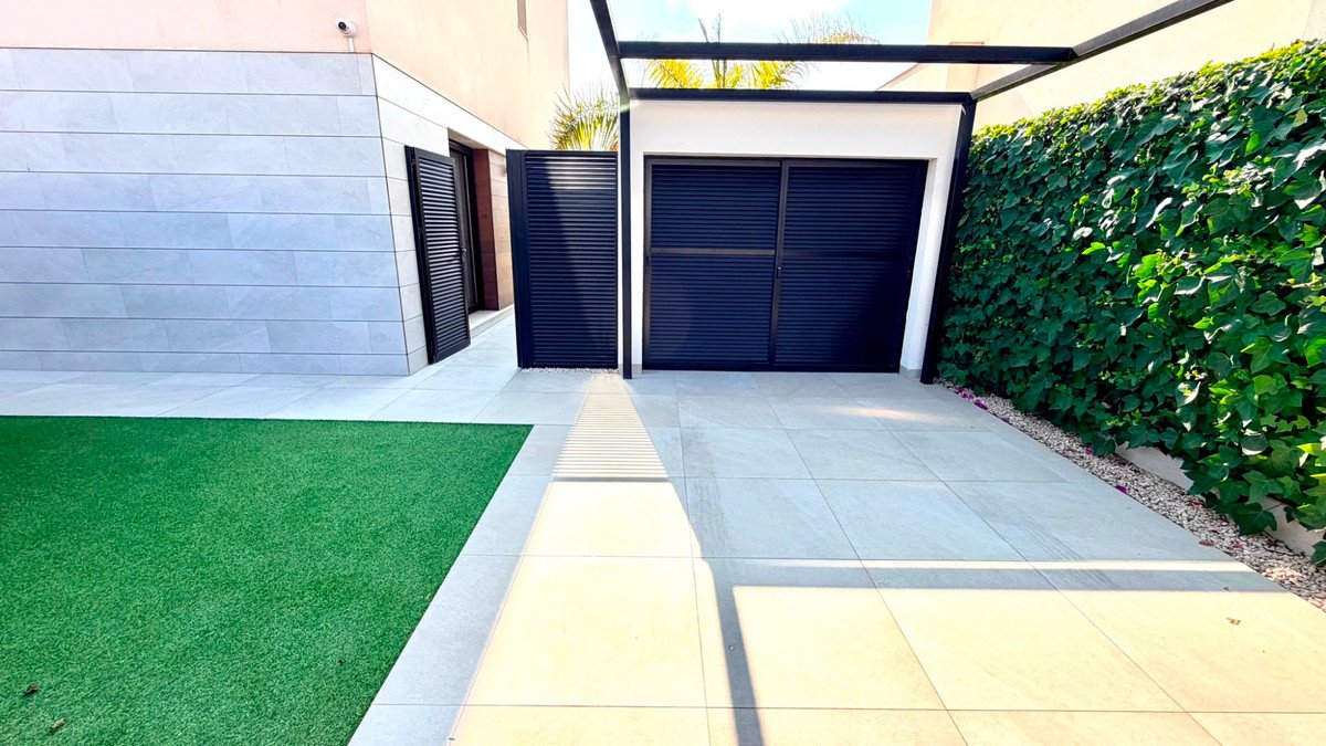 4 Bed Detached Villa in Los Montesinos