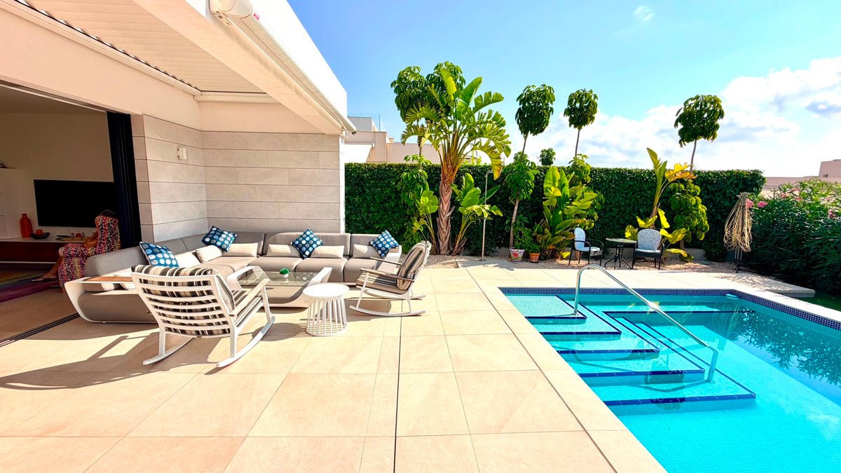 4 Bed Detached Villa in Los Montesinos