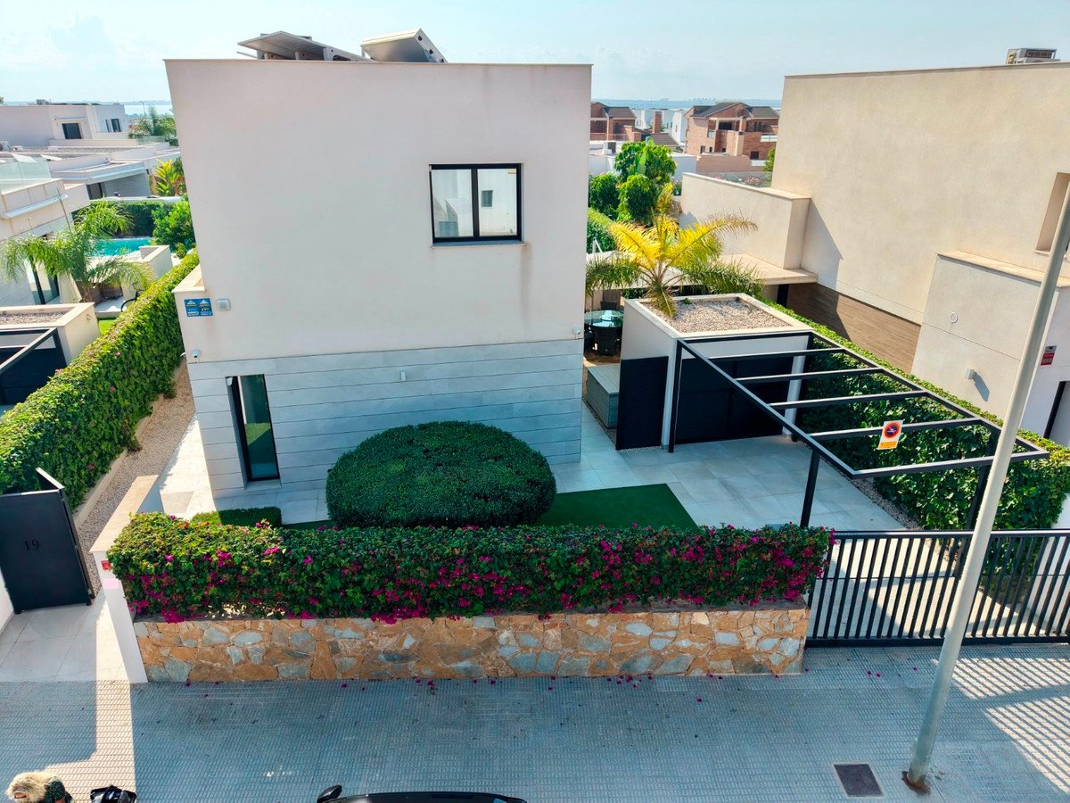 4 Bed Detached Villa in Los Montesinos