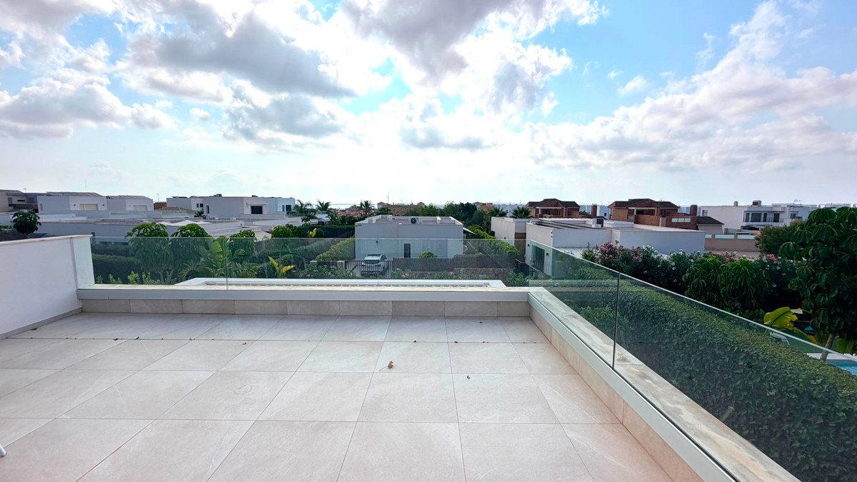 4 Bed Detached Villa in Los Montesinos