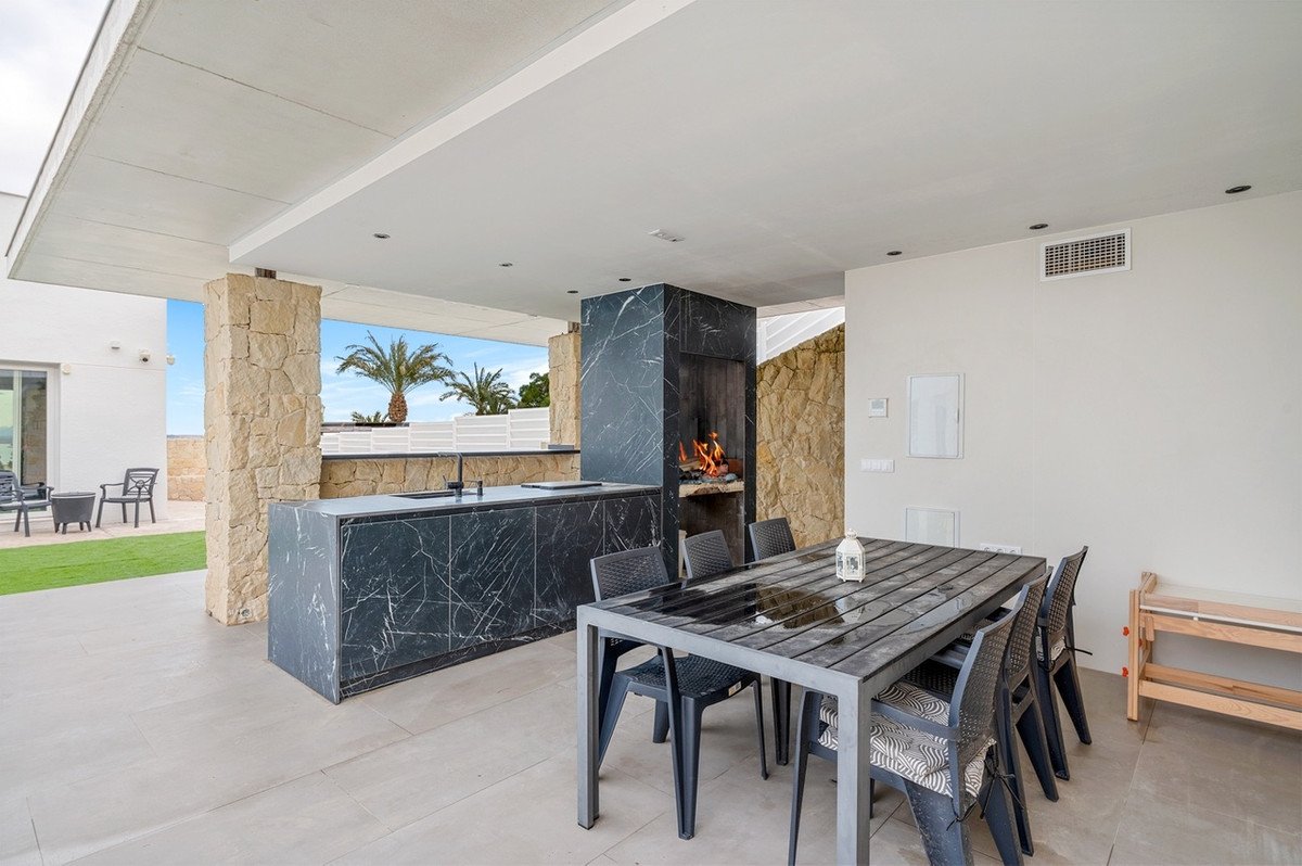 4 Bed Detached Villa in Algorfa