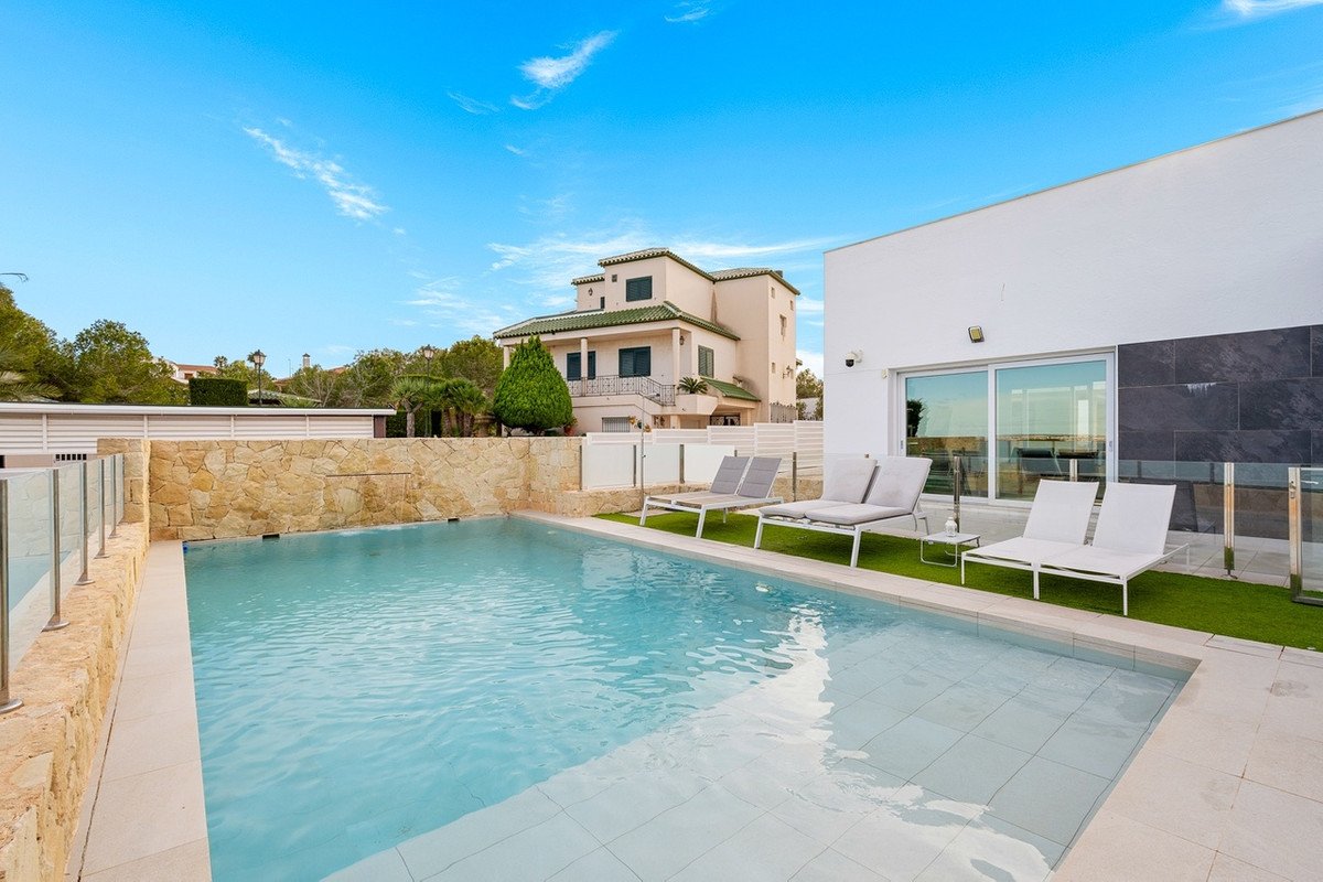 4 Bed Detached Villa in Algorfa