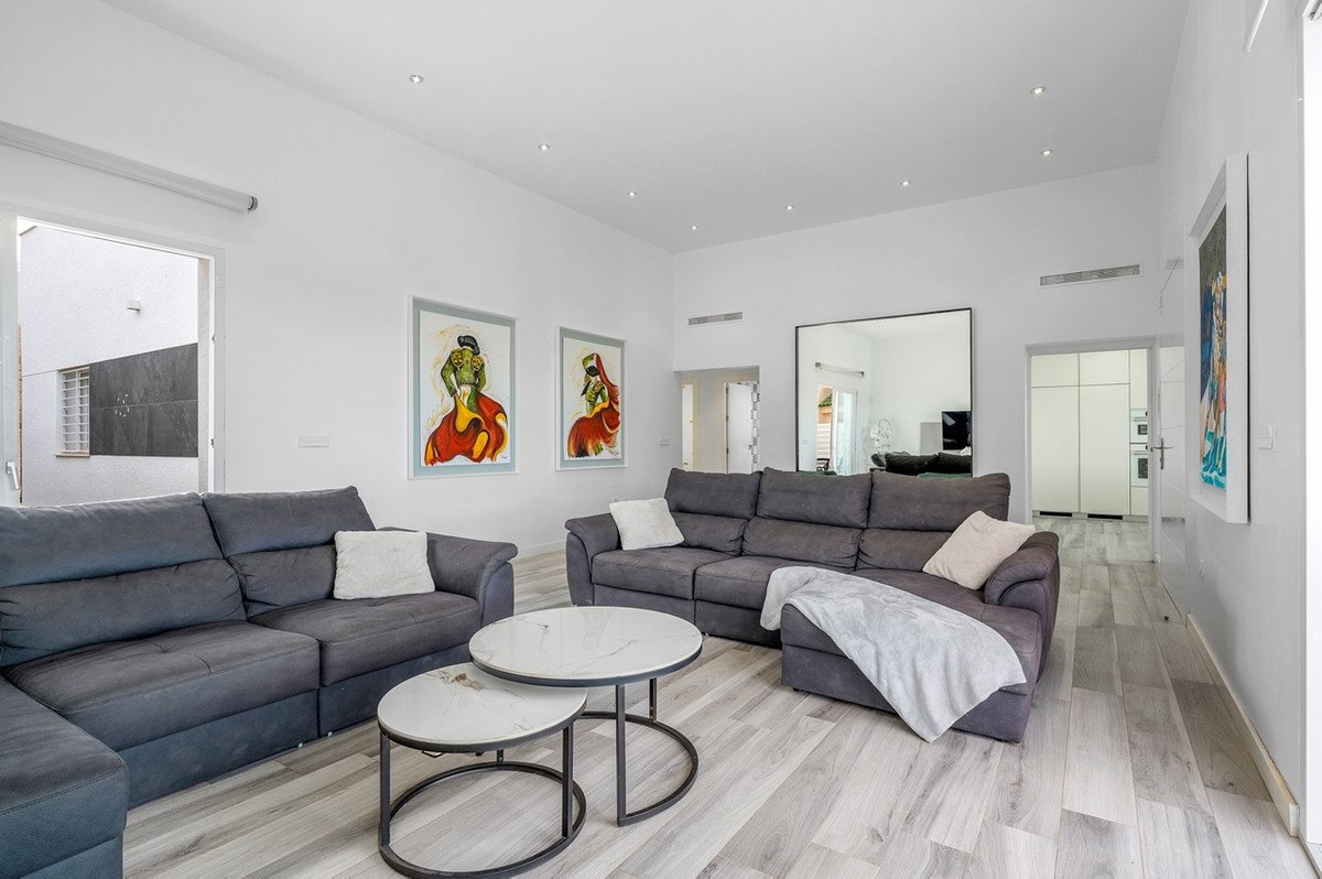 4 Bed Detached Villa in Algorfa