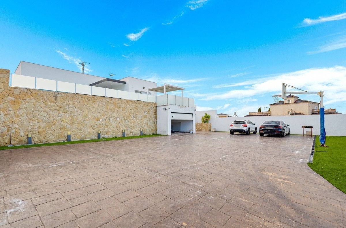 4 Bed Detached Villa in Algorfa