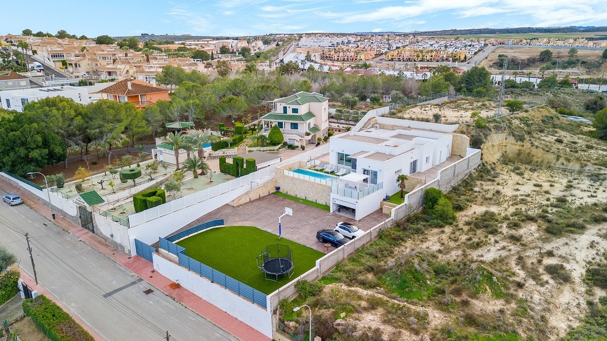 4 Bed Detached Villa in Algorfa