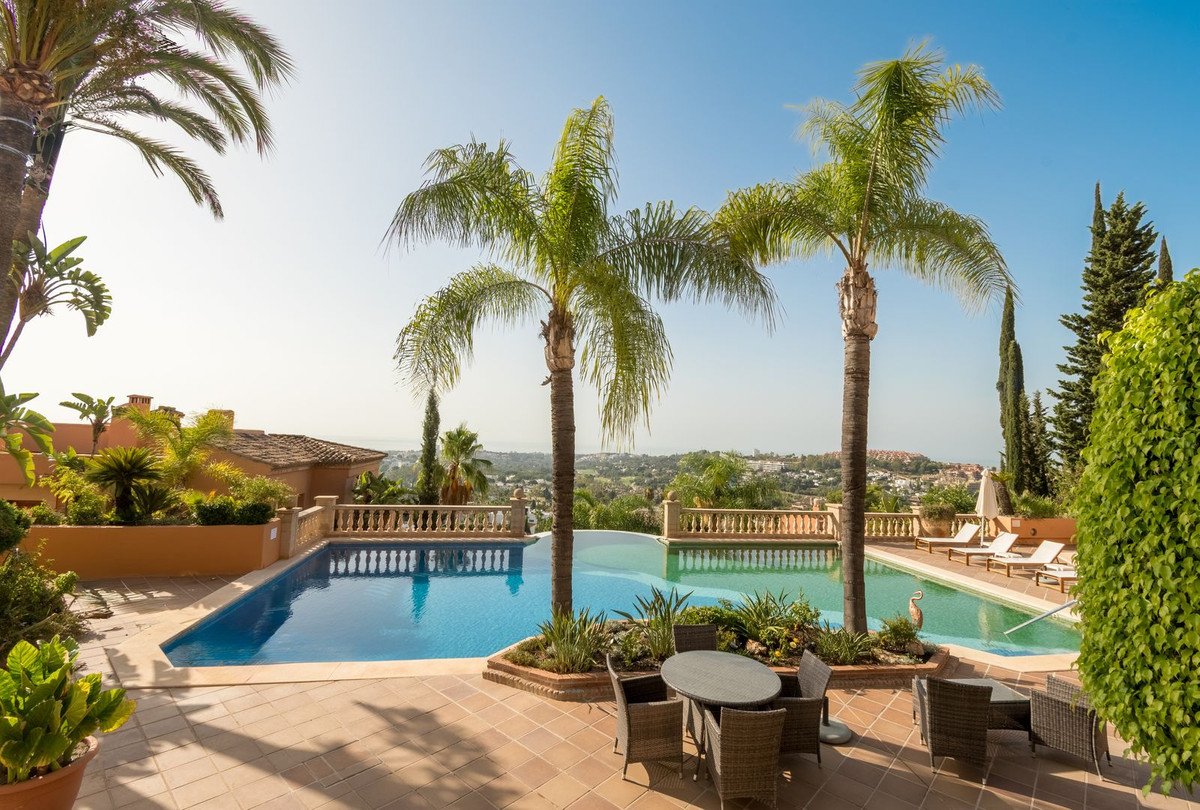 3 Bed Middle Floor Apartment in Nueva Andalucía