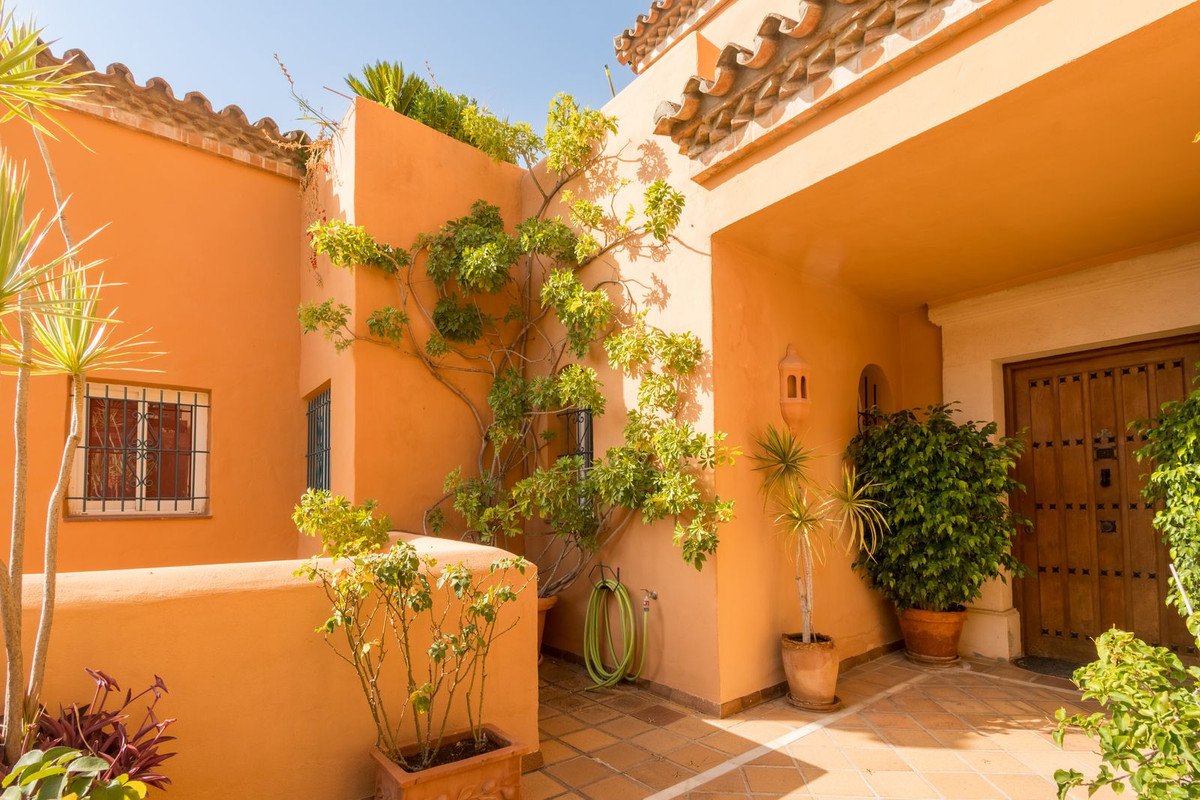 3 Bed Middle Floor Apartment in Nueva Andalucía