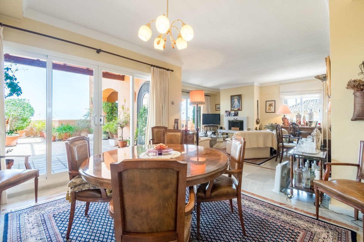 3 Bed Middle Floor Apartment in Nueva Andalucía