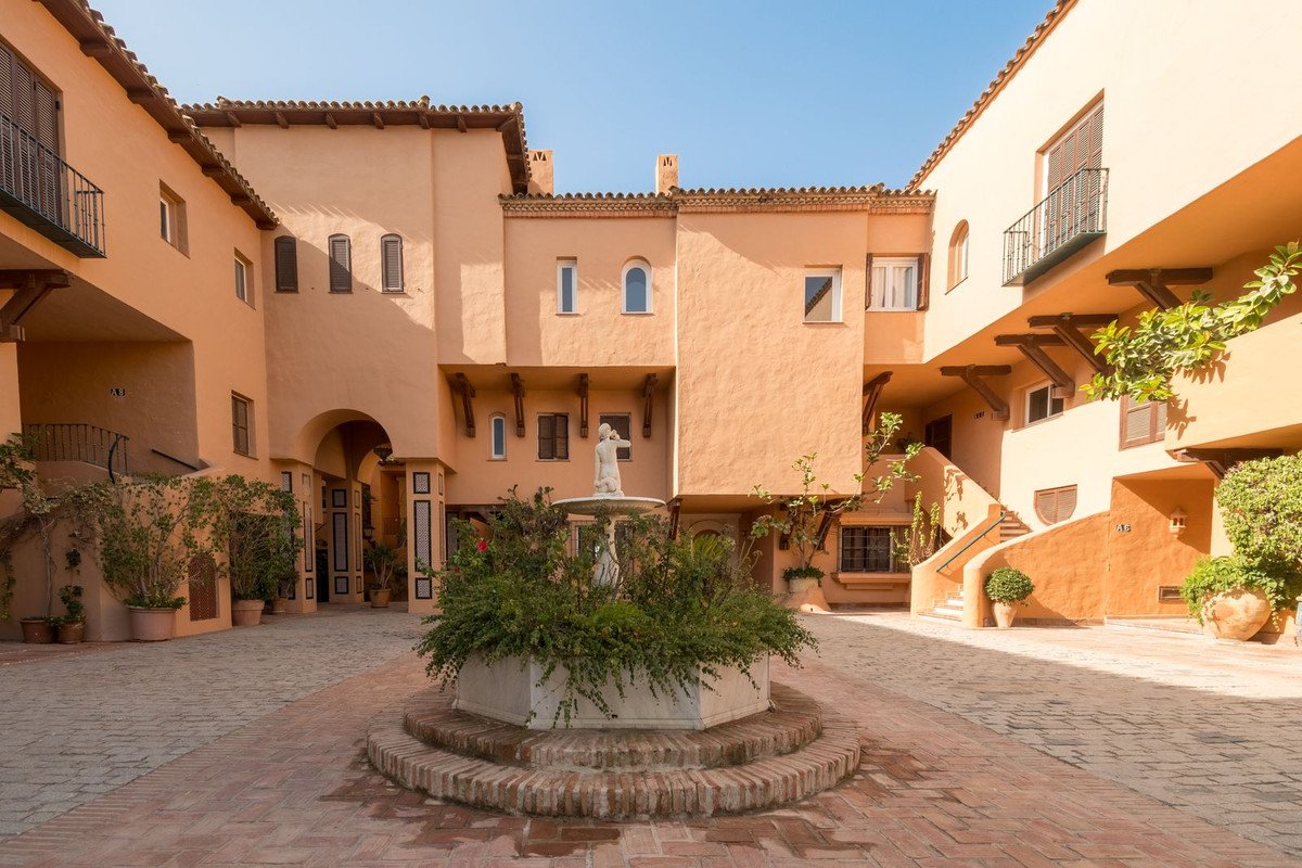 3 Bed Middle Floor Apartment in Nueva Andalucía