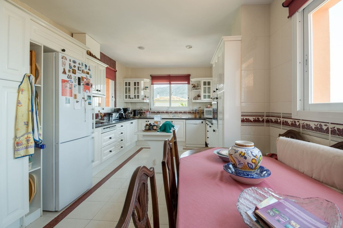 3 Bed Middle Floor Apartment in Nueva Andalucía