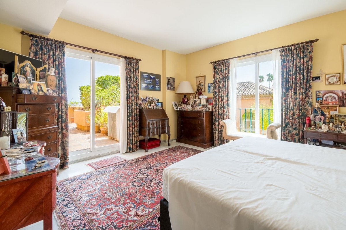 3 Bed Middle Floor Apartment in Nueva Andalucía