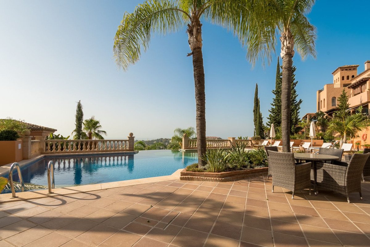 3 Bed Middle Floor Apartment in Nueva Andalucía