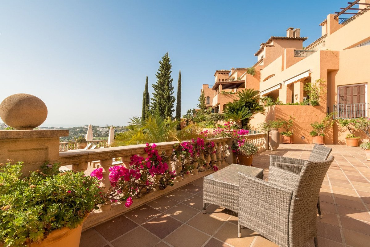 3 Bed Middle Floor Apartment in Nueva Andalucía