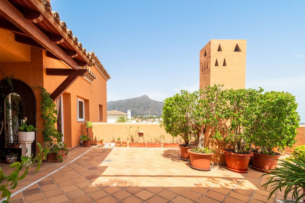 3 Bed Middle Floor Apartment in Nueva Andalucía