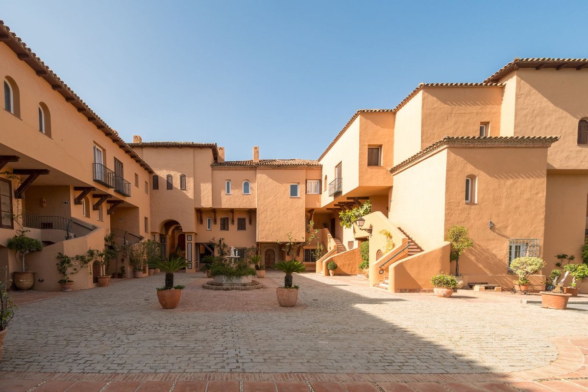 3 Bed Middle Floor Apartment in Nueva Andalucía
