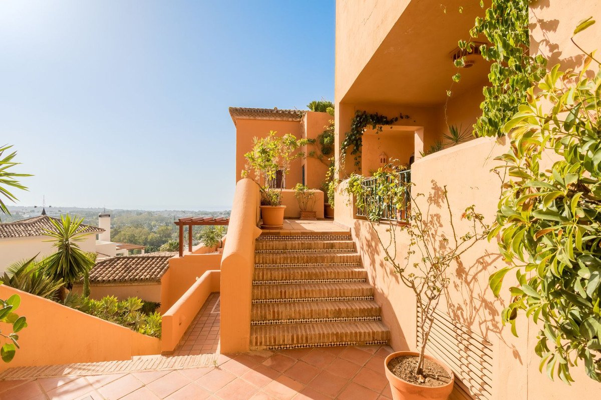 3 Bed Middle Floor Apartment in Nueva Andalucía