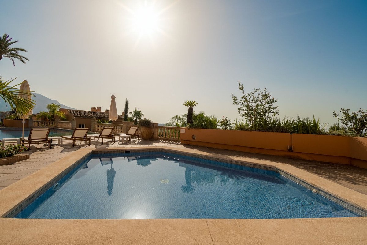 3 Bed Middle Floor Apartment in Nueva Andalucía