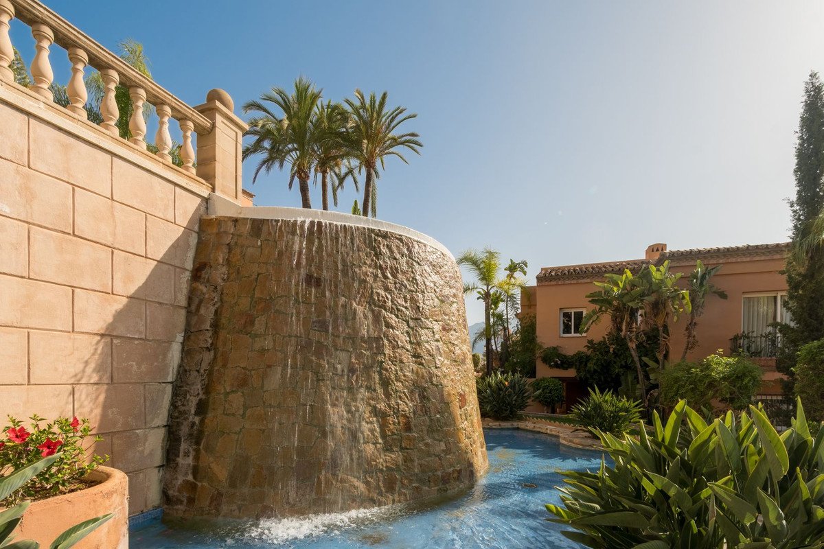 3 Bed Middle Floor Apartment in Nueva Andalucía
