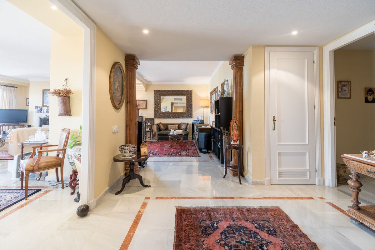3 Bed Middle Floor Apartment in Nueva Andalucía