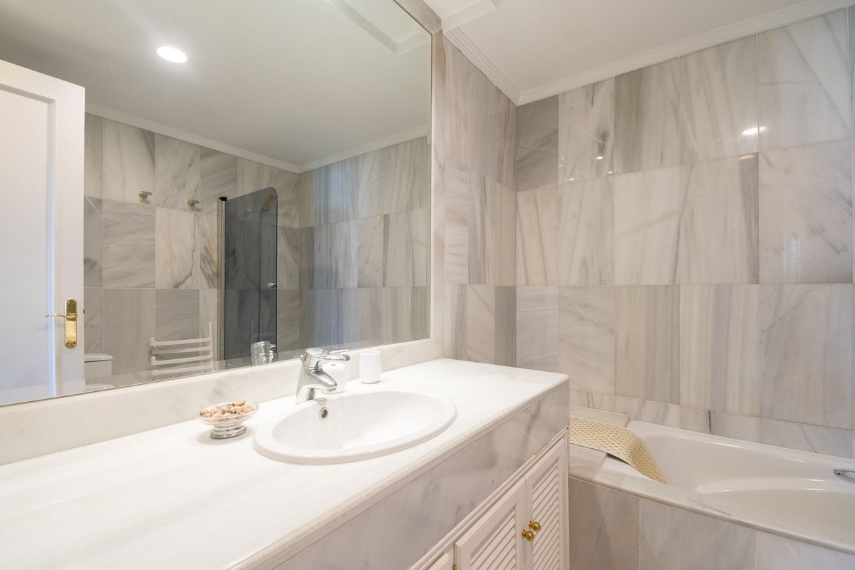3 Bed Middle Floor Apartment in Nueva Andalucía