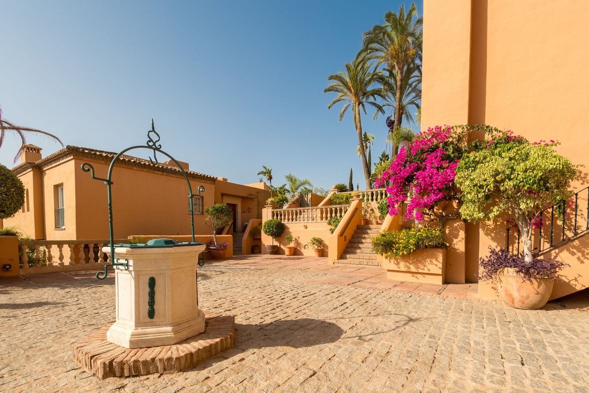 3 Bed Middle Floor Apartment in Nueva Andalucía