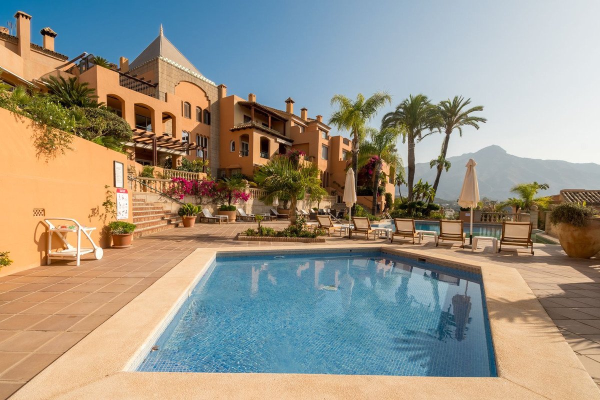 3 Bed Middle Floor Apartment in Nueva Andalucía