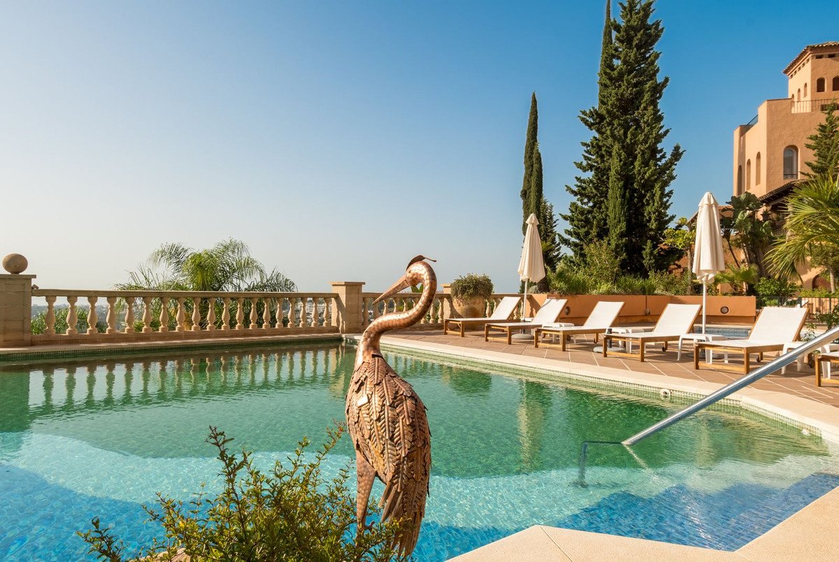 3 Bed Middle Floor Apartment in Nueva Andalucía