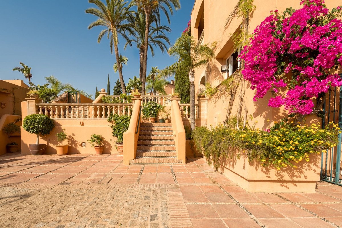 3 Bed Middle Floor Apartment in Nueva Andalucía