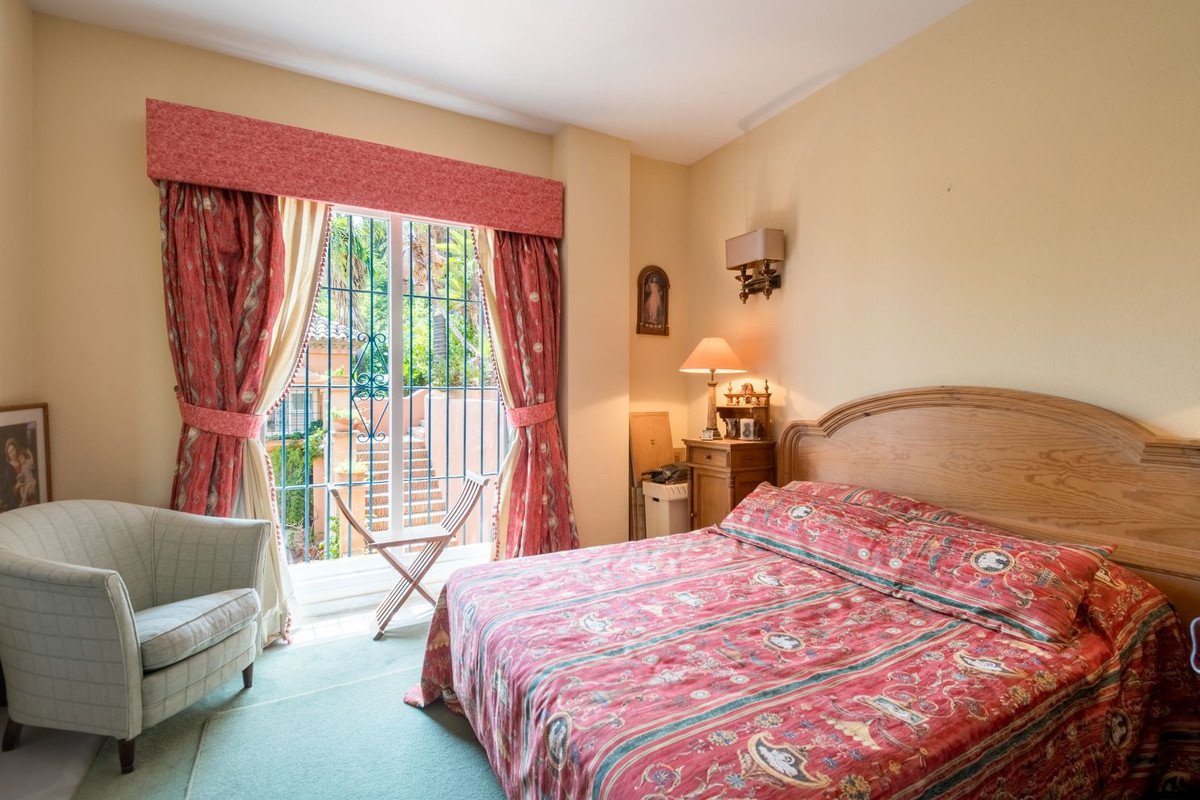 3 Bed Middle Floor Apartment in Nueva Andalucía