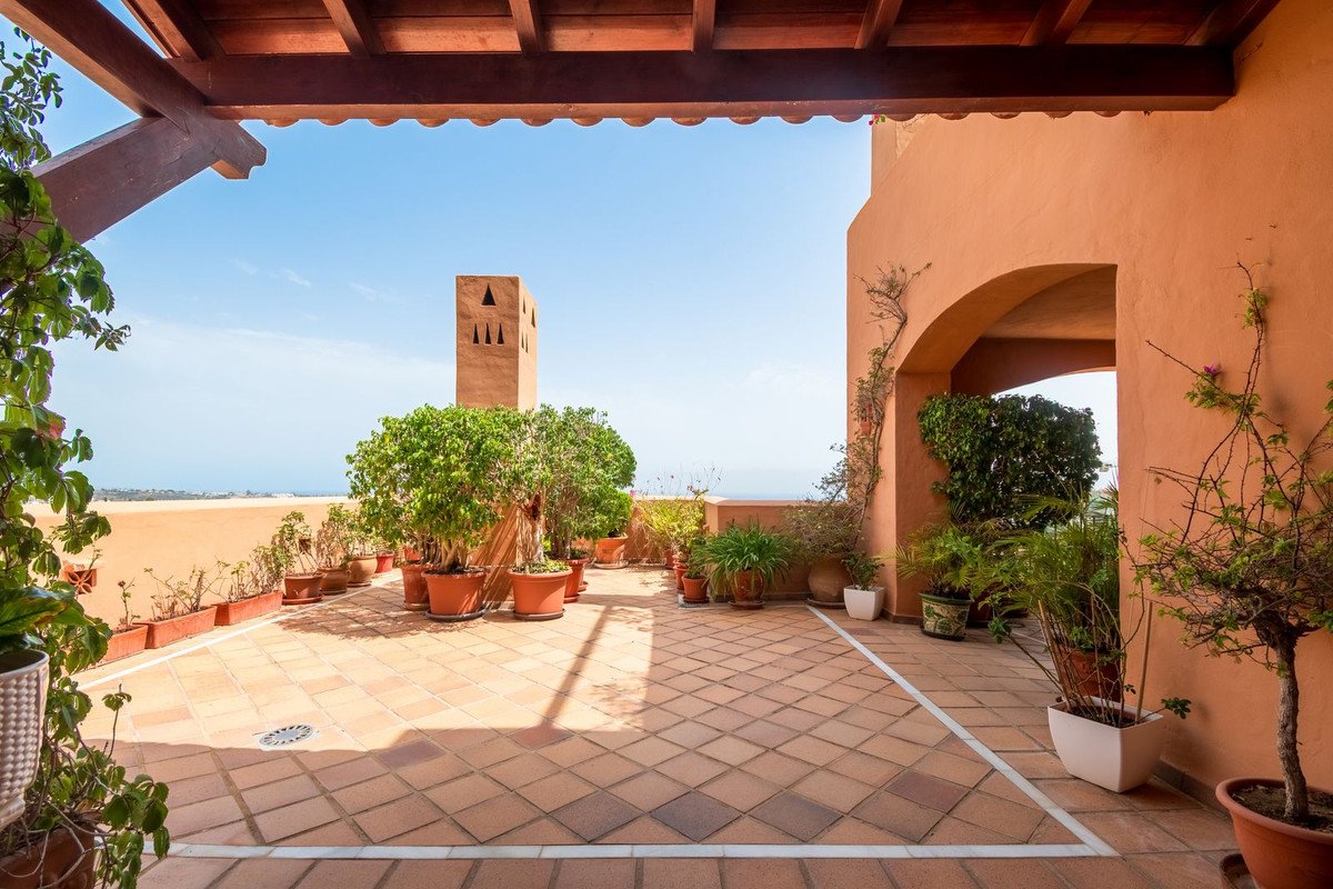 3 Bed Middle Floor Apartment in Nueva Andalucía